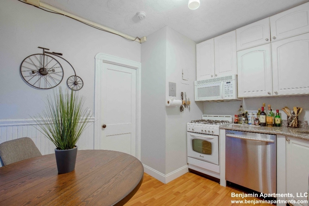 284 Cambridge Street - Photo 5