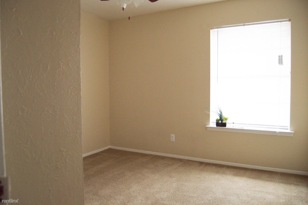 696 Fox Avenue - Photo 3