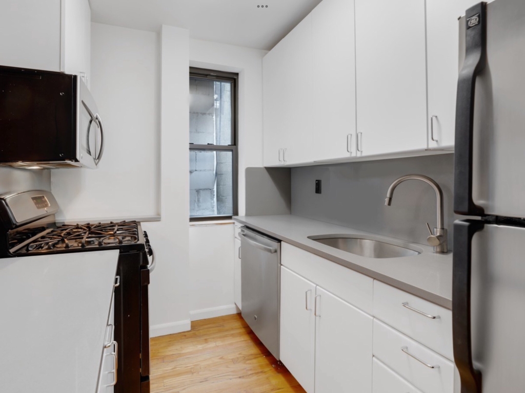 10th street & 3rd avenue  - Photo 4