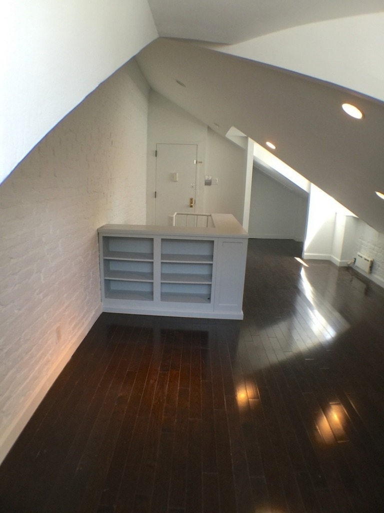 Phenomenal One Bedroom in the heart of Chelsea - Photo 10