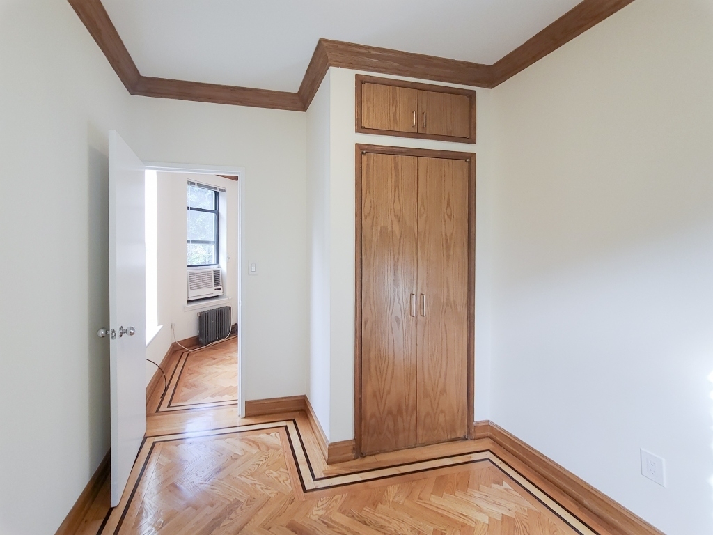 310 East 19th Street - Photo 5