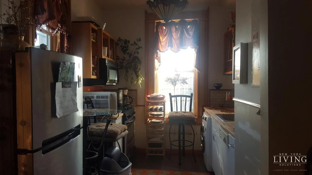 660 Carroll Street - Photo 2