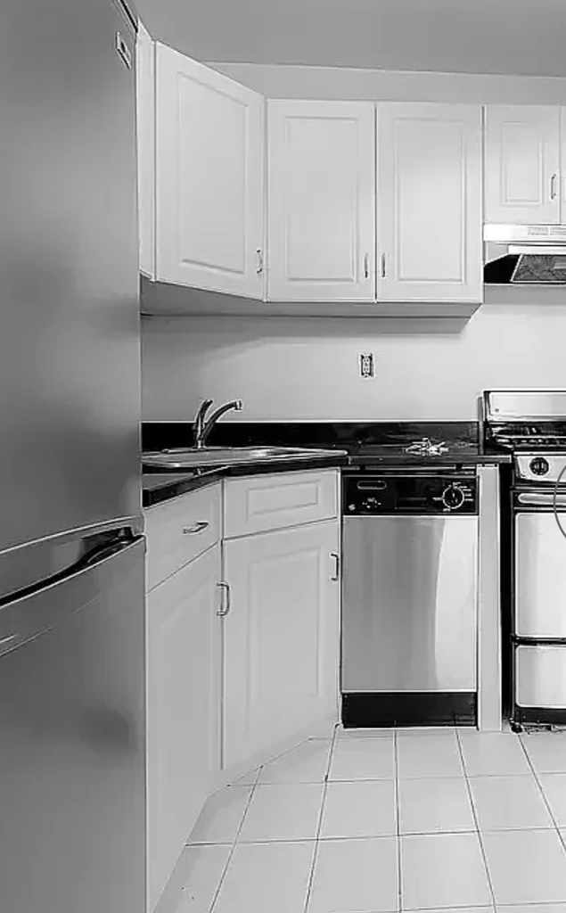 220 East 24th Street - Photo 3