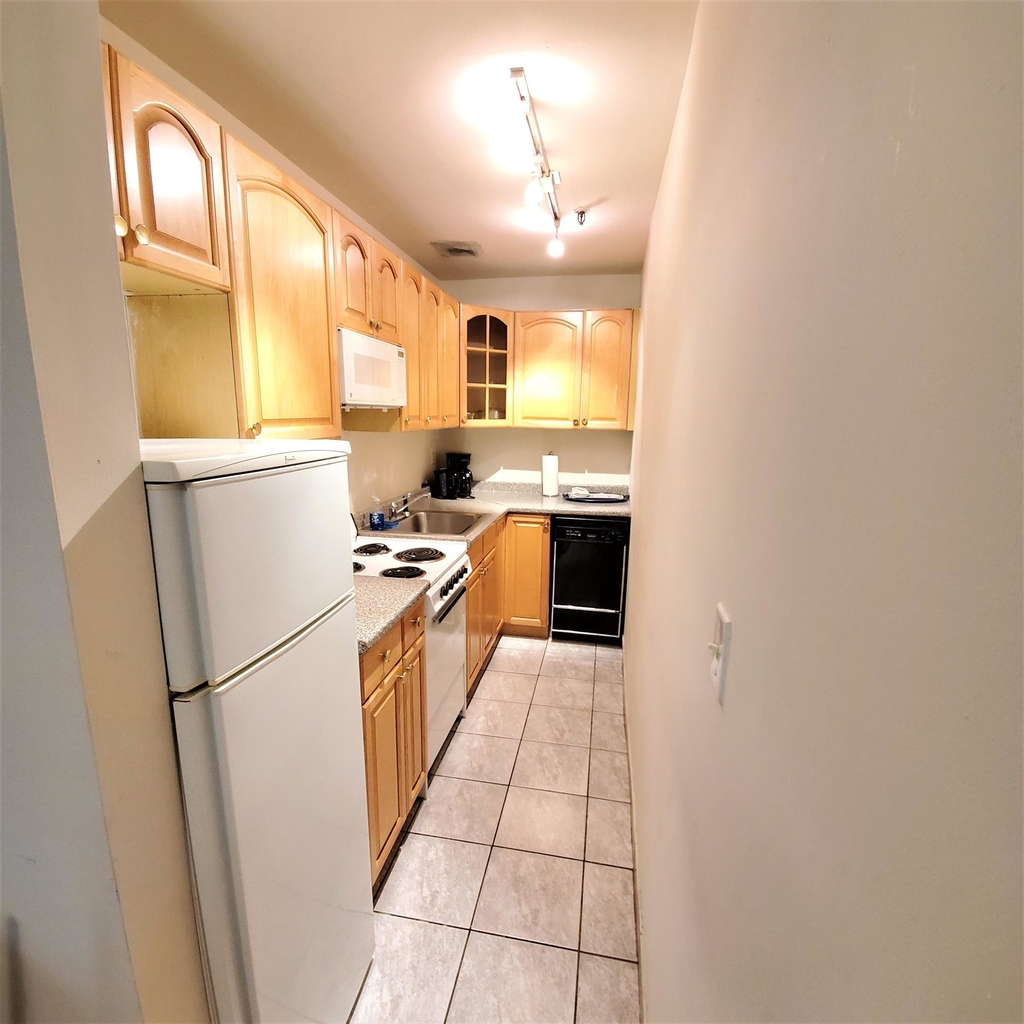 255 W 55th St - Photo 5