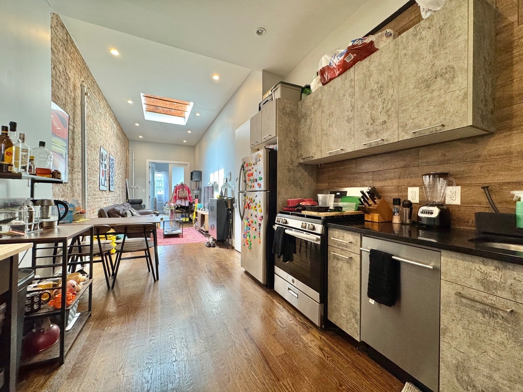 264 Cornelia Street - Photo 2