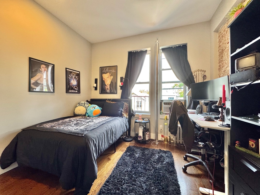 264 Cornelia Street - Photo 3