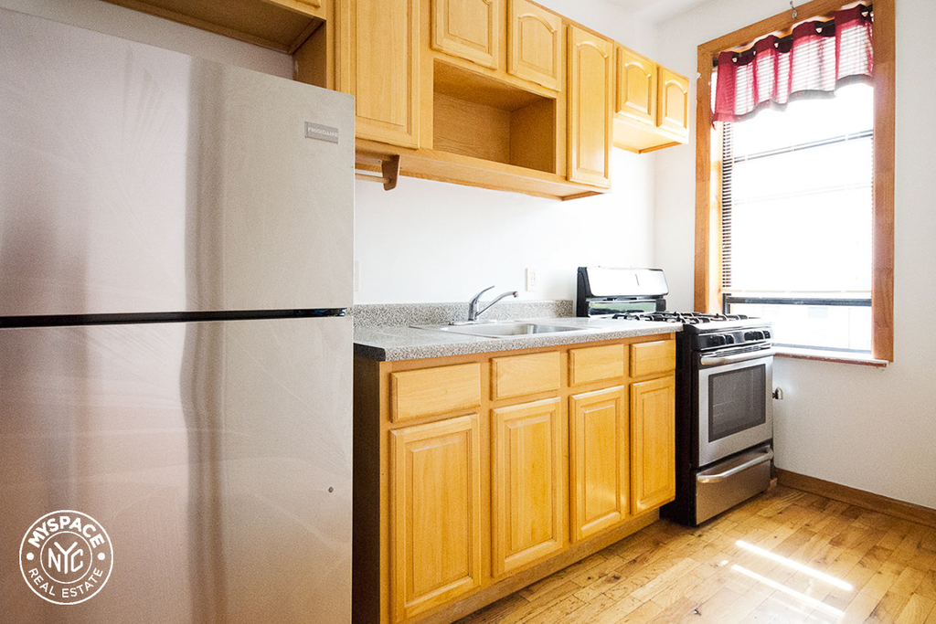 126 Graham Avenue - Photo 2