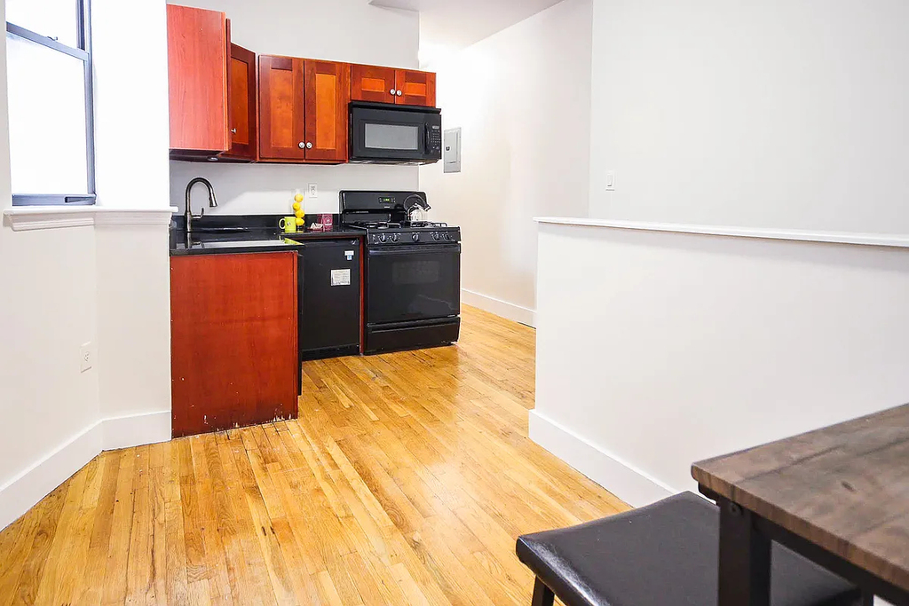 East 6th Street - Photo 3