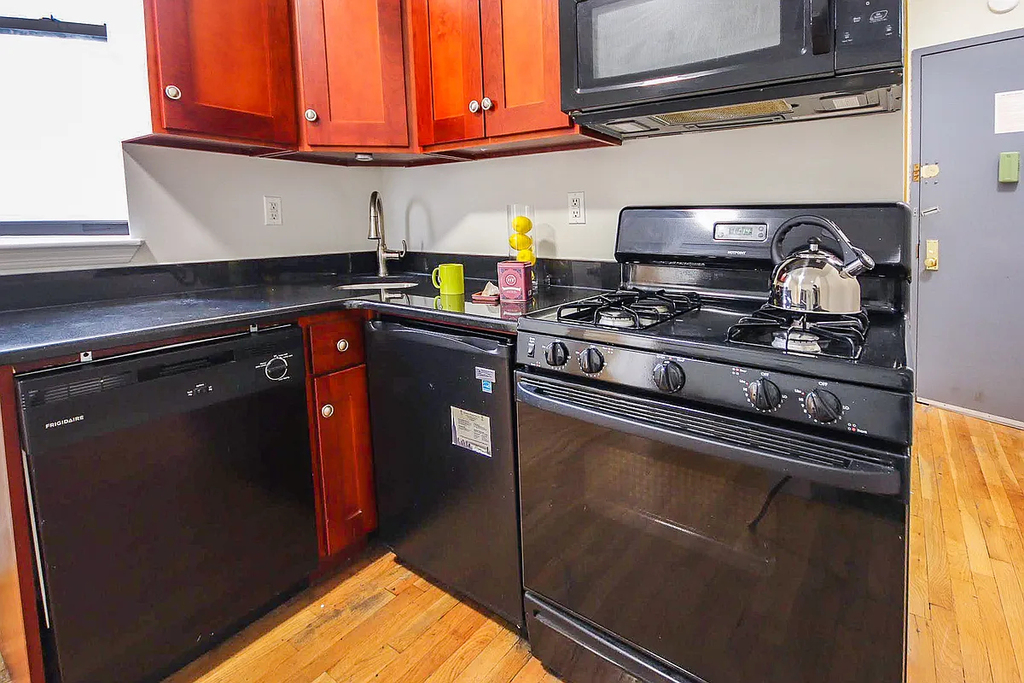 East 6th Street - Photo 5