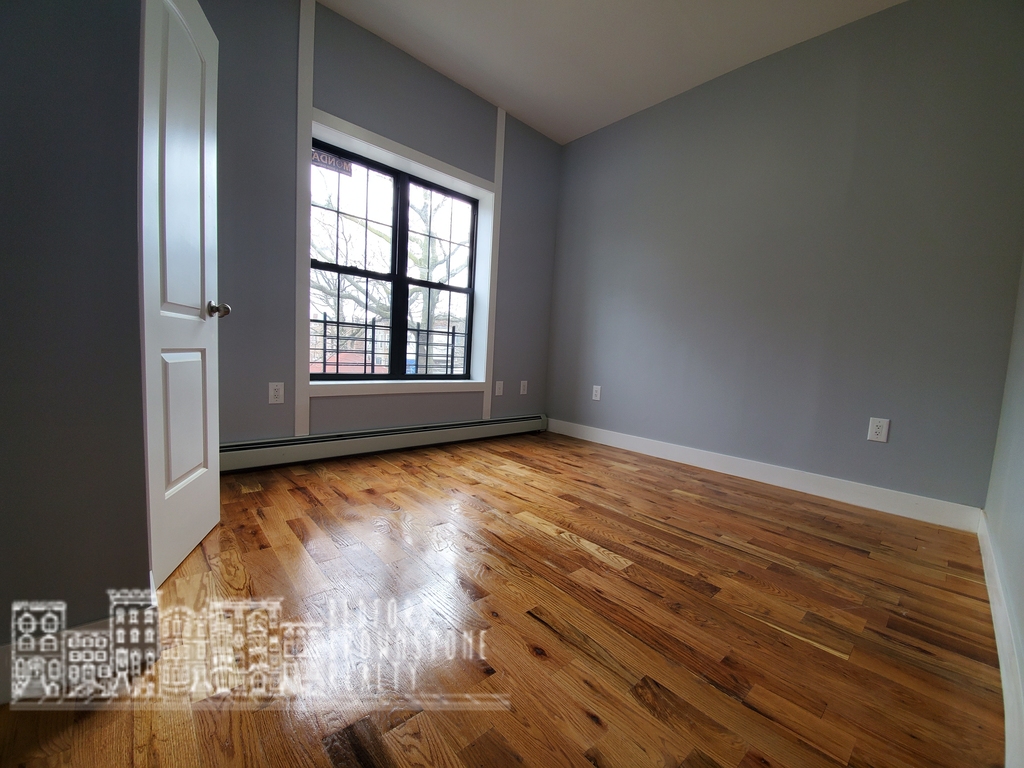 984 Dumont Ave - Photo 2