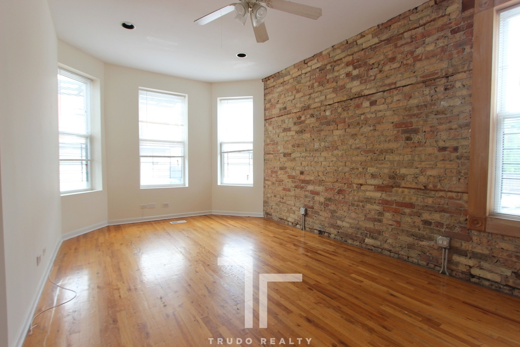 2450 North Southport Ave. - Photo 1