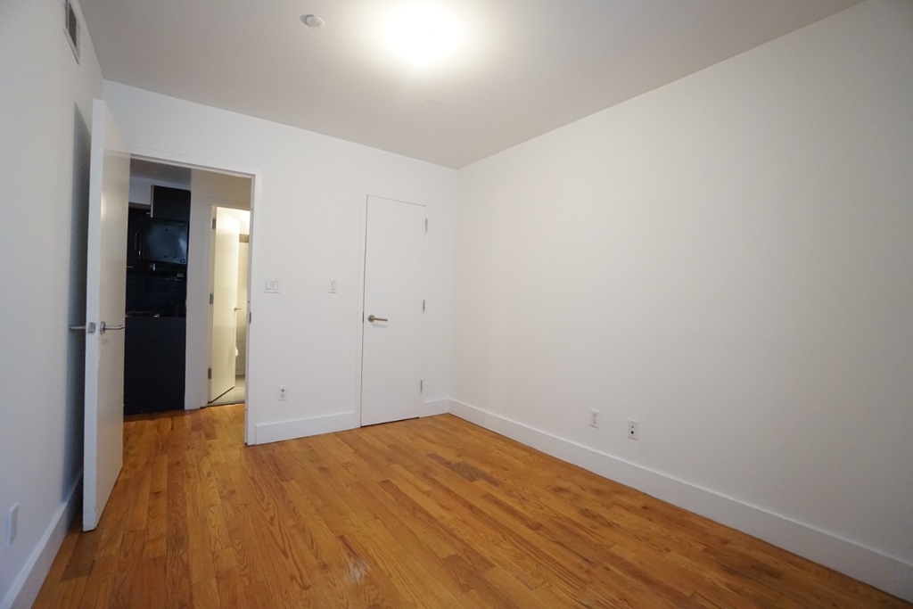 170 Meserole St - Photo 8