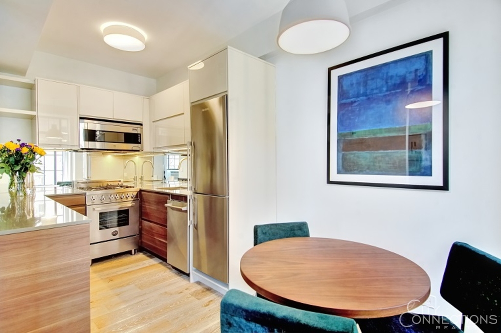 333 W 56th St - Photo 2