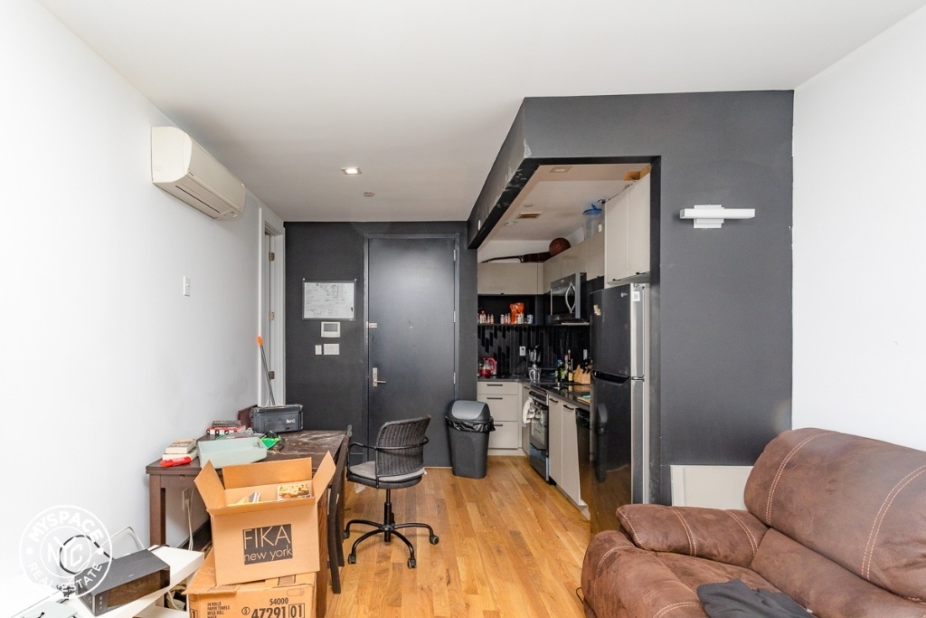 562 Park Pl - Photo 2