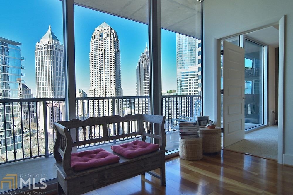 1080 Peachtree St - Photo 2