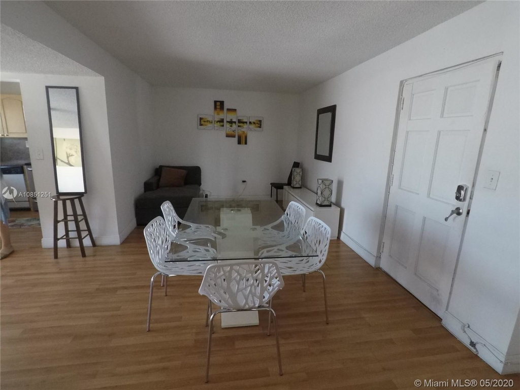 821 Collins Ave - Photo 6
