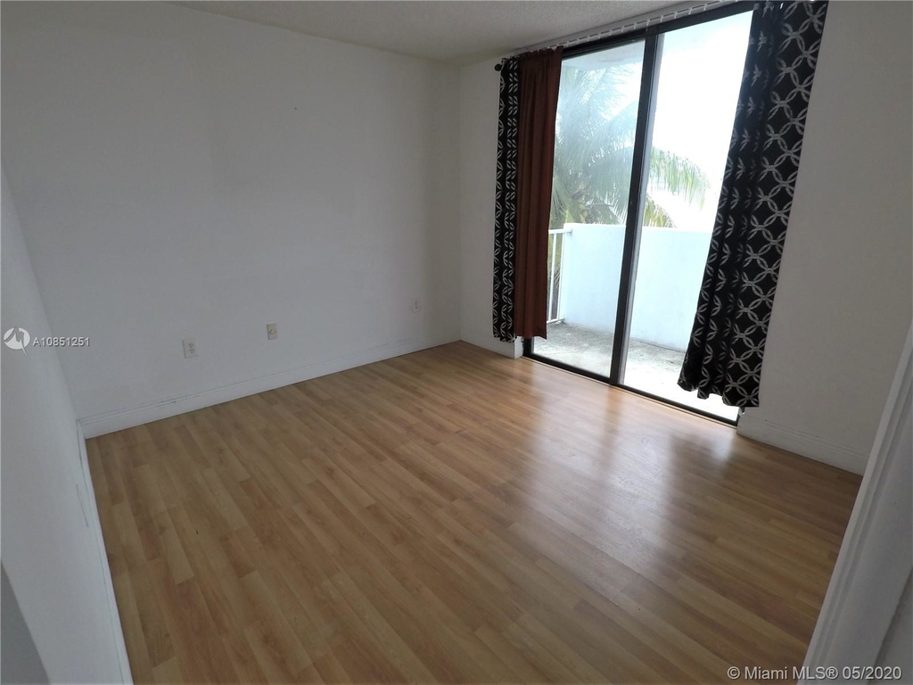 821 Collins Ave - Photo 13