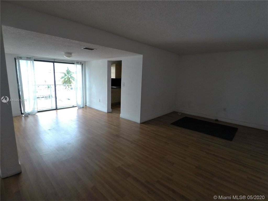 821 Collins Ave - Photo 3