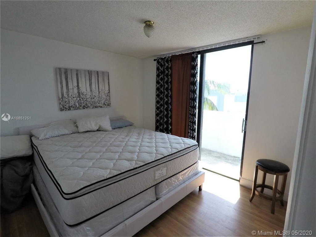 821 Collins Ave - Photo 12