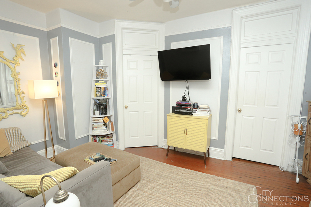 558 Broome St - Photo 0