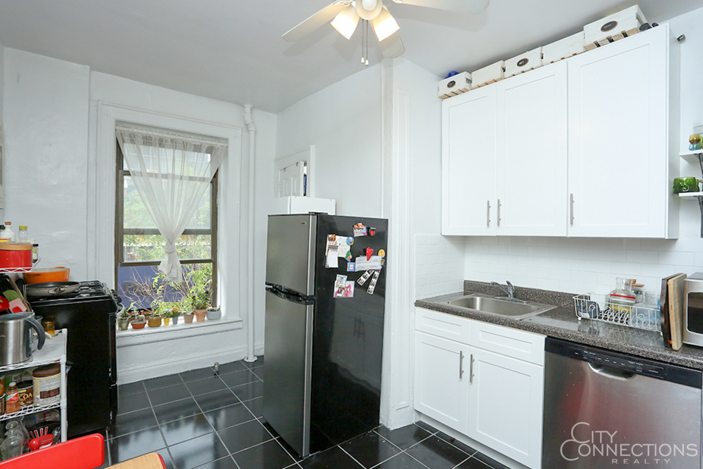 558 Broome St - Photo 6