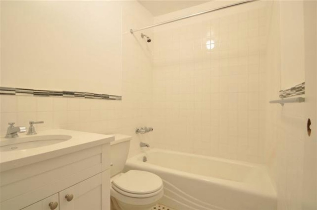 226 E 70th Street - Photo 3