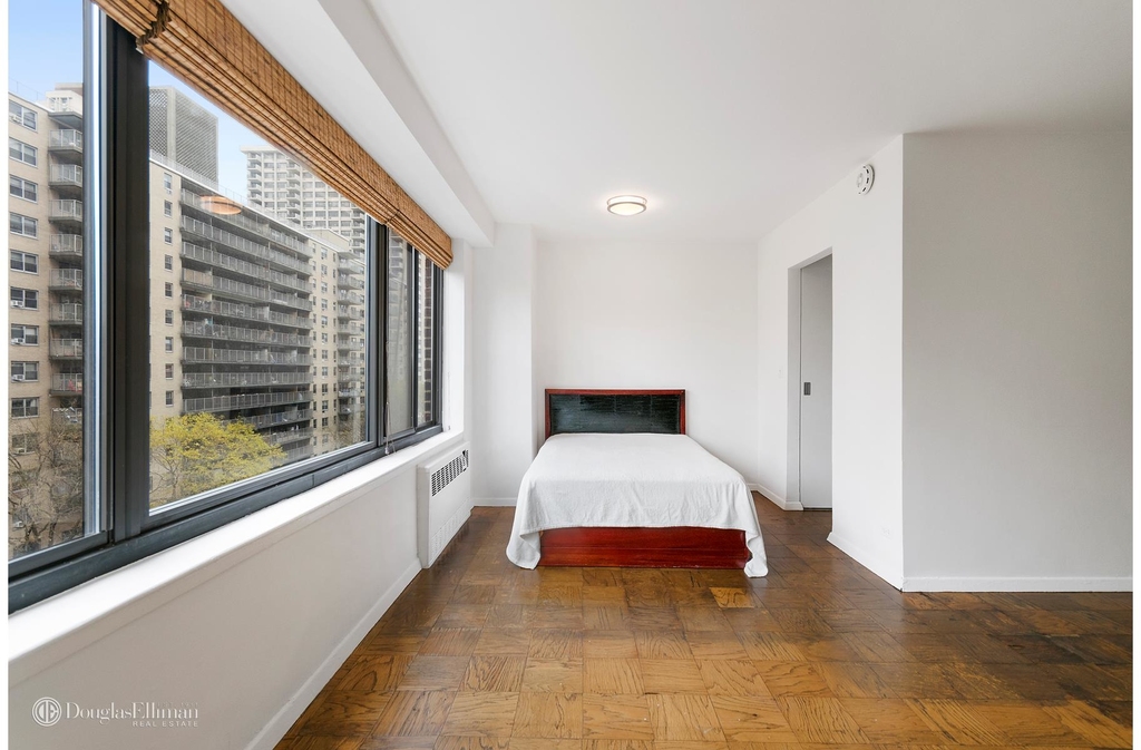 372 Central Park West - Photo 2