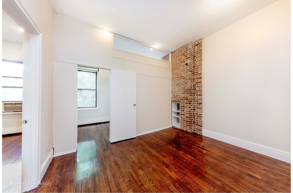 464 West 23rd St - Photo 4