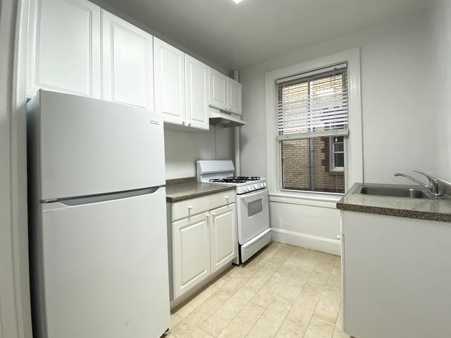 4334 42nd St - Photo 2