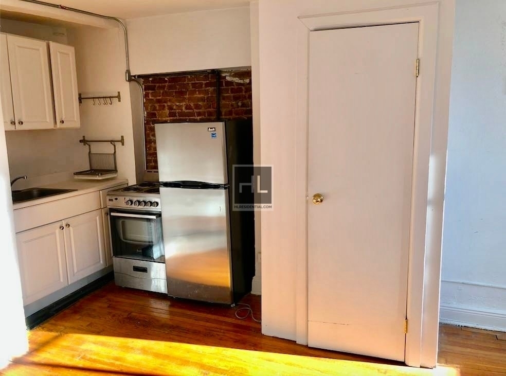 323 West 4 Street - Photo 2