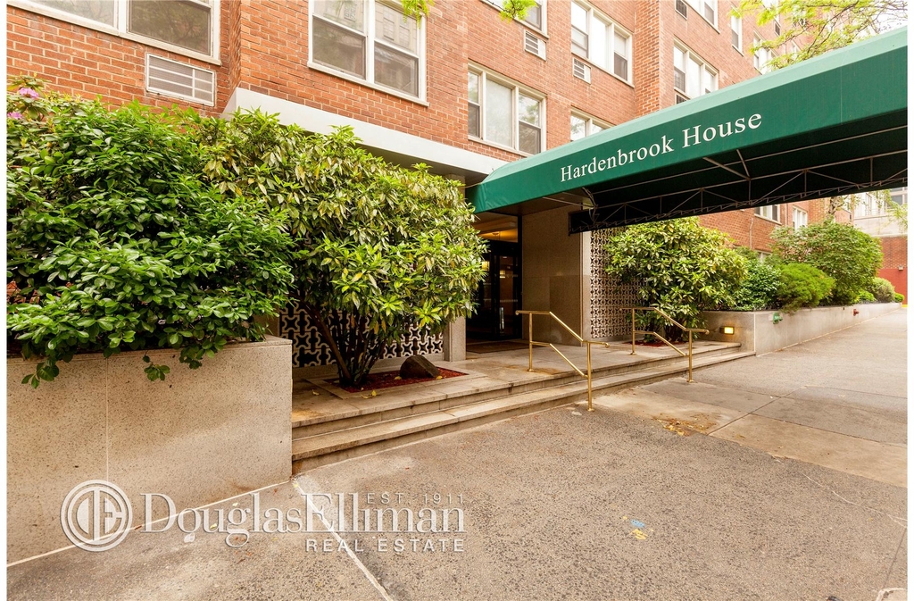 404 East 66th St - Photo 2