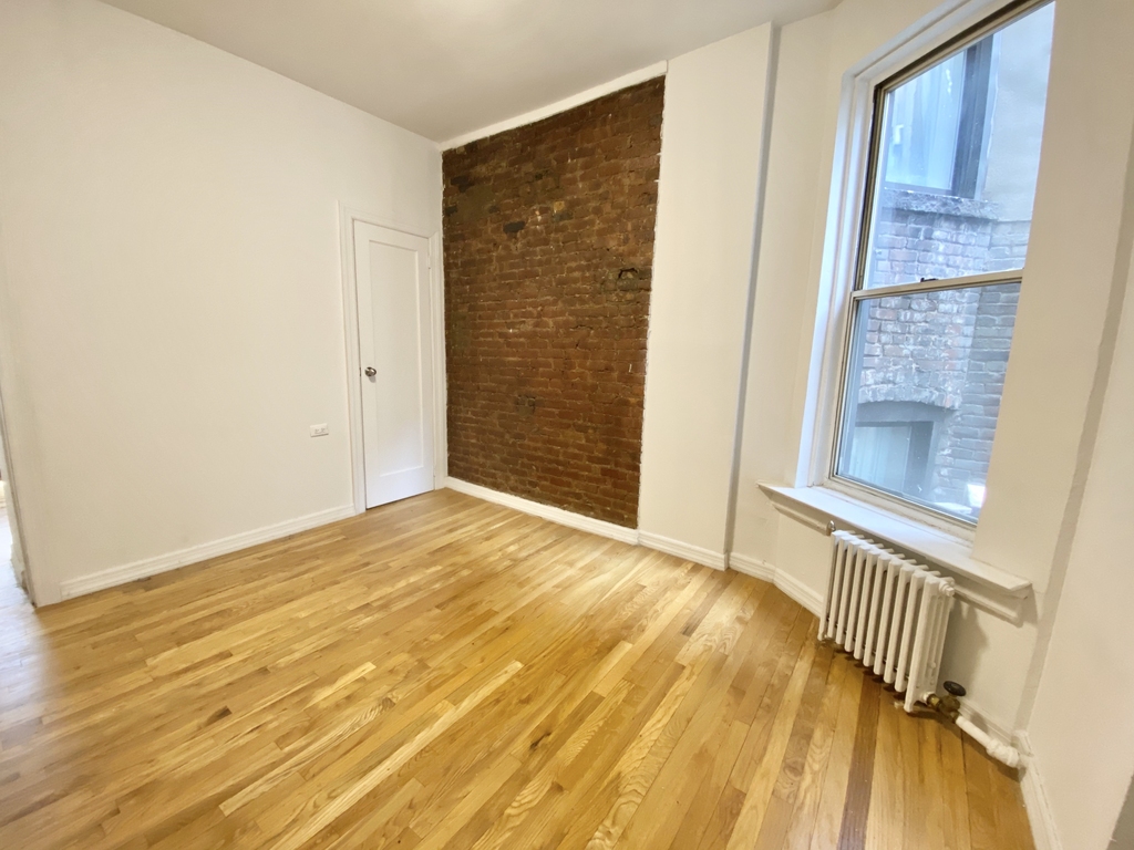 190 Bleecker St - Photo 3