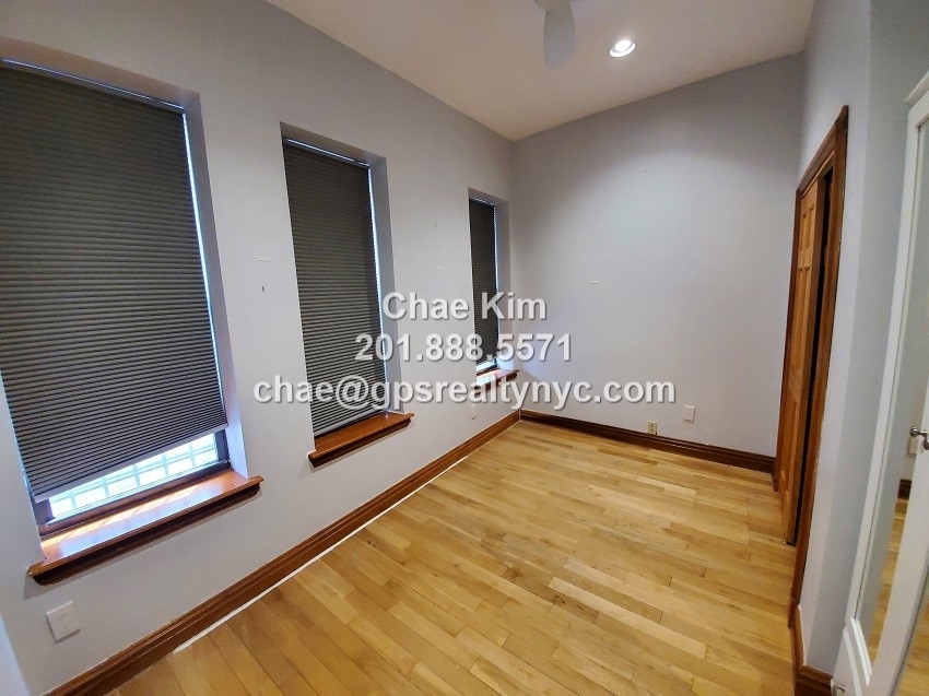 536 East 6th Street - Photo 2