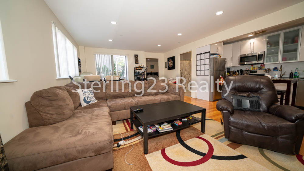 23-15 Astoria Blvd - Photo 2