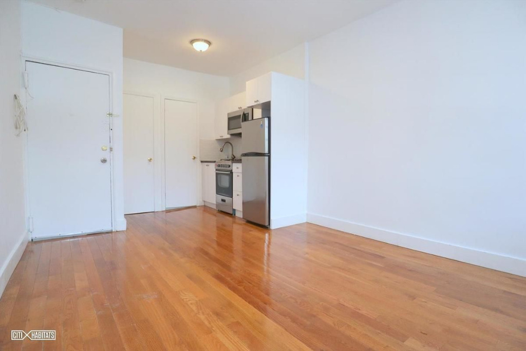 424 East 14th Street - Photo 2