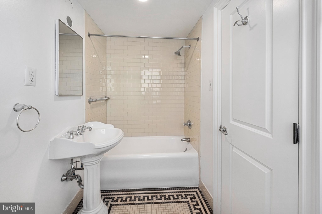 222 W Rittenhouse Square - Photo 8