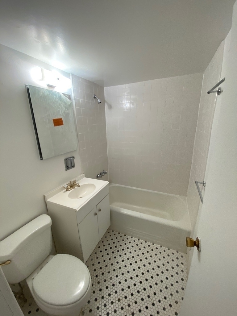 302 East 38 street - Photo 4