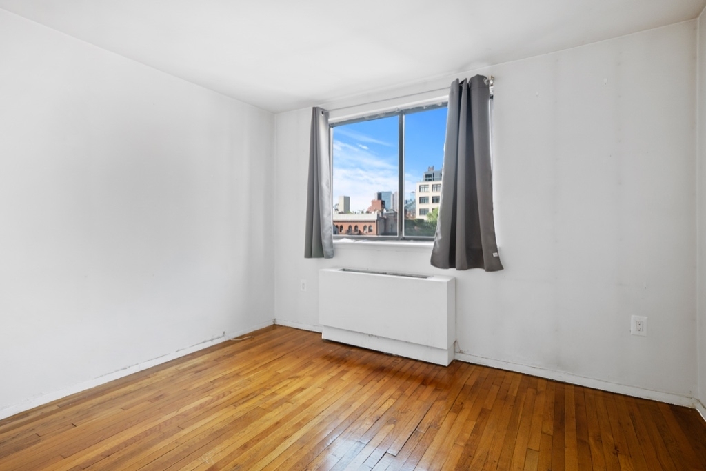 433 West 43rd Street - Photo 5