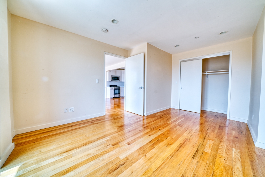 23-15 Astoria Boulevard - Photo 4