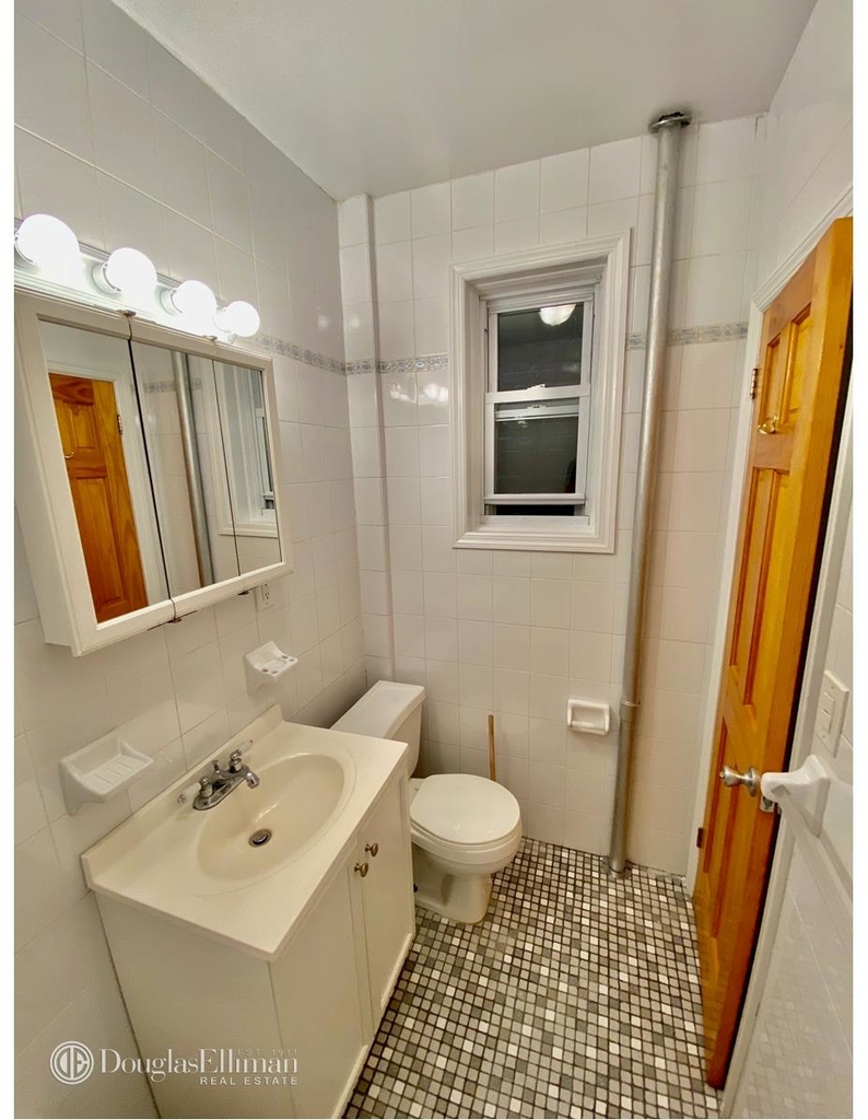 323 East 85th Street - Photo 6