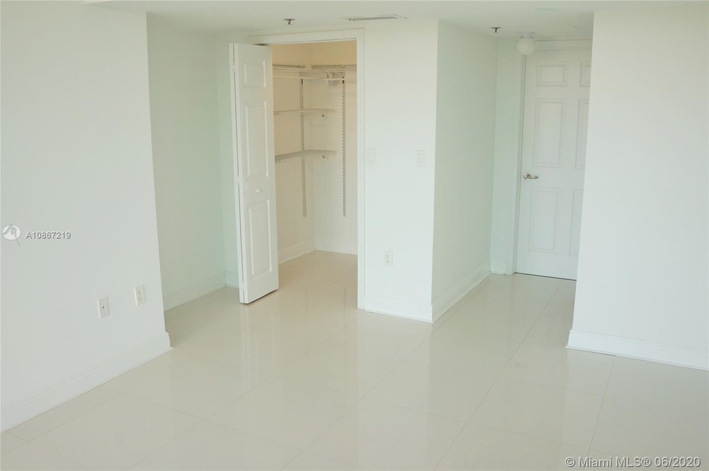 6362 Collins Avenue - Photo 9