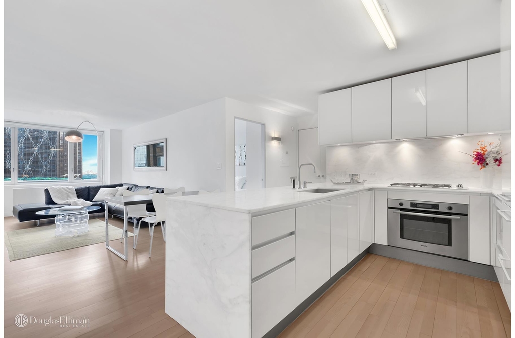 322 West 57th St - Photo 2