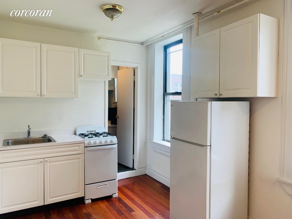 545 East 5th Street - Photo 3