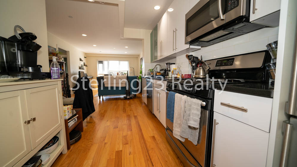 23-15 Astoria Blvd - Photo 0