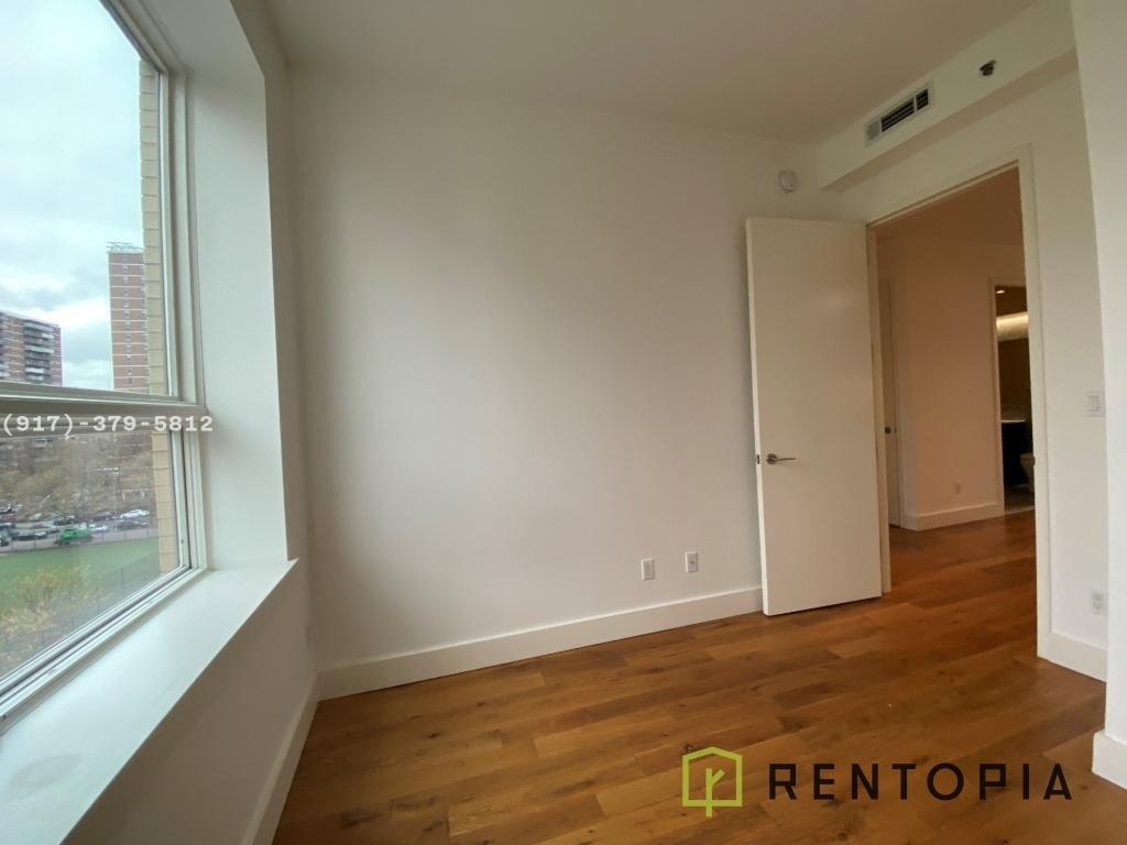 105 Leonard St - Photo 2