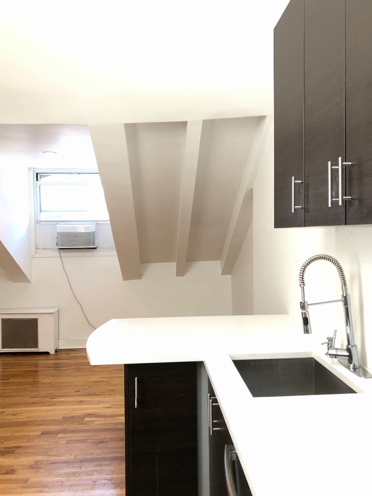 410 West 22nd Street - Photo 4