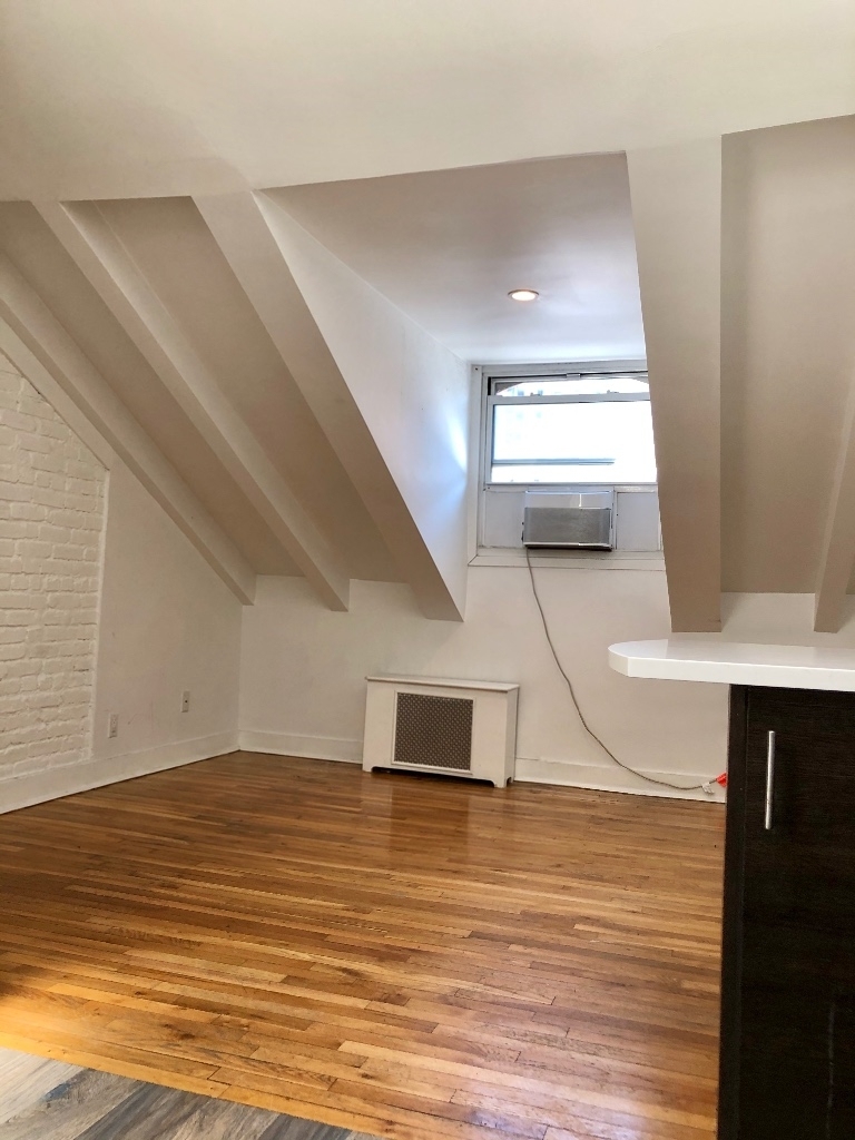 410 West 22nd Street - Photo 6