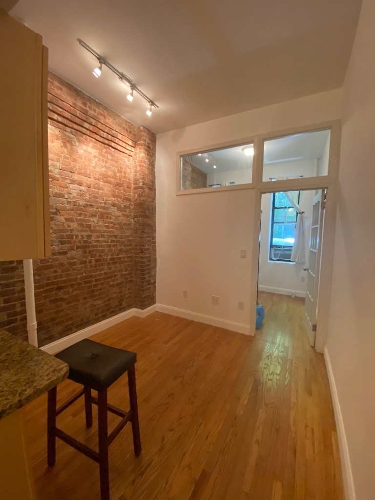 237 West 10th Street - Photo 3