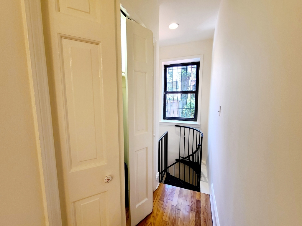 581 Warren Street - Photo 8