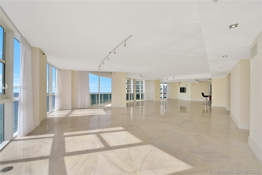 18201 Collins Ave - Photo 4